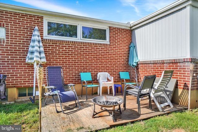 100 KNOLL LN, York, PA 17406