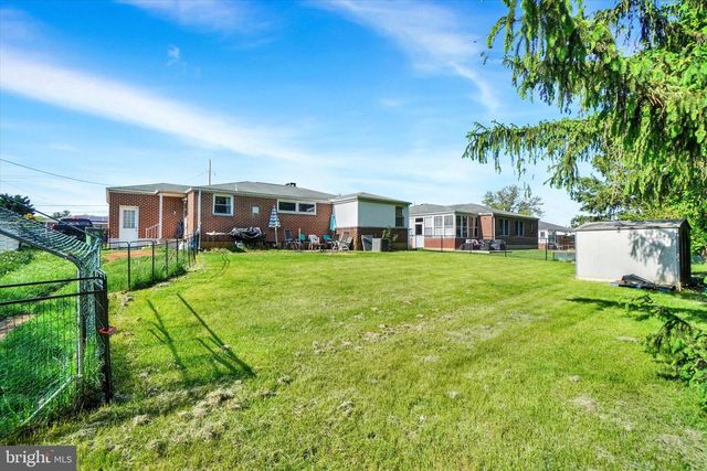 100 KNOLL LN, York, PA 17406