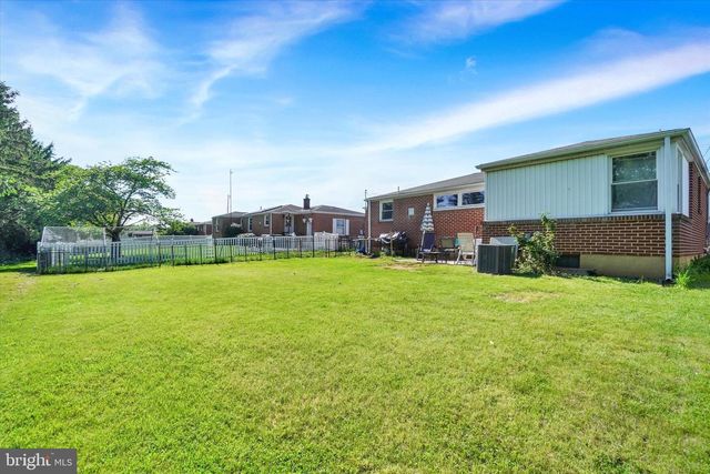 100 KNOLL LN, York, PA 17406