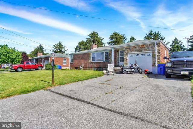 100 KNOLL LN, York, PA 17406
