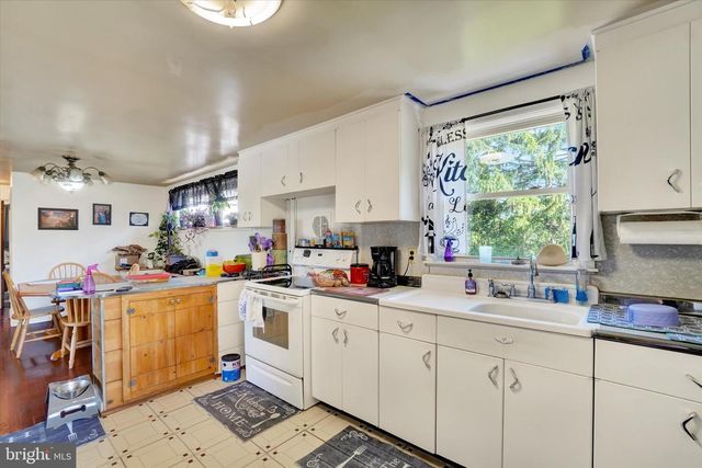 100 KNOLL LN, York, PA 17406