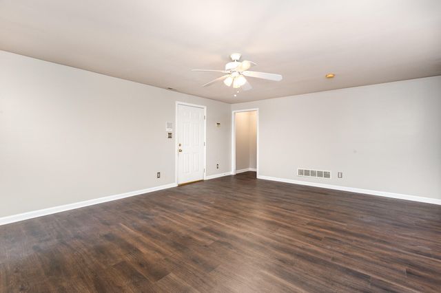 2600 Sunningdale Place E, La Grange, KY 40031