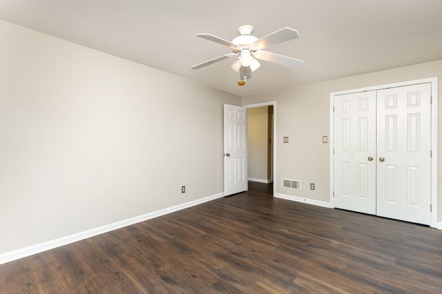 2600 Sunningdale Place E, La Grange, KY 40031