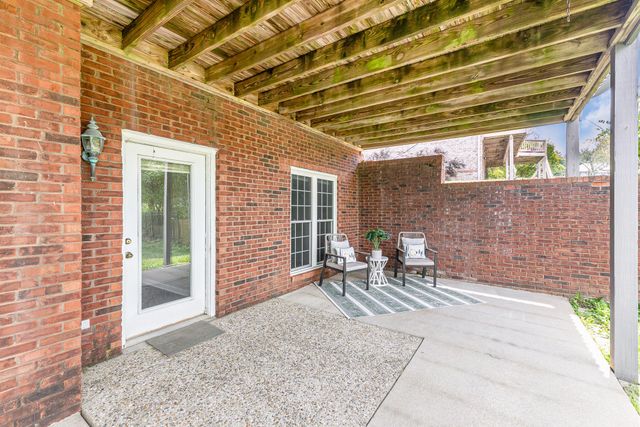 2600 Sunningdale Place E, La Grange, KY 40031
