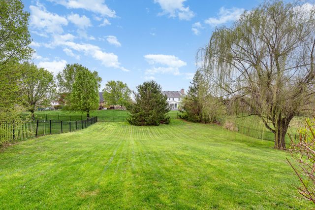2600 Sunningdale Place E, La Grange, KY 40031