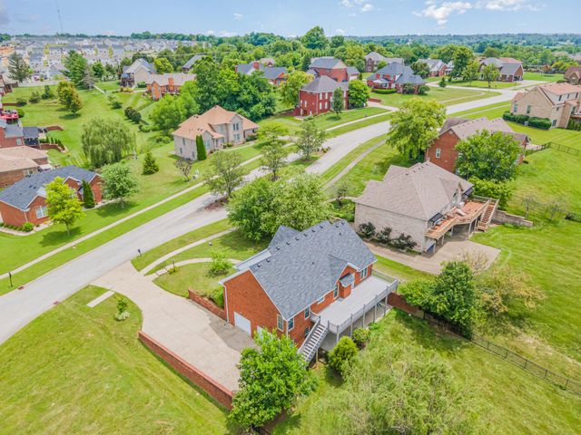 2600 Sunningdale Place E, La Grange, KY 40031