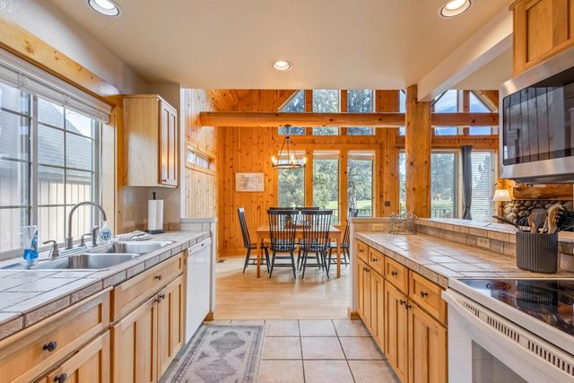 1885 Cinnamon Teal Drive, Redmond, OR 97756