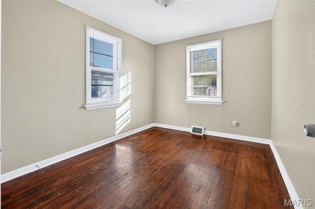 10592 Clarendon Avenue, St Louis, MO 63114