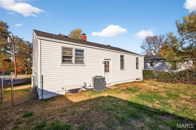 10592 Clarendon Avenue, St Louis, MO 63114