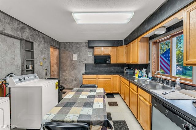 112 Vine Street, Wellington, OH 44090