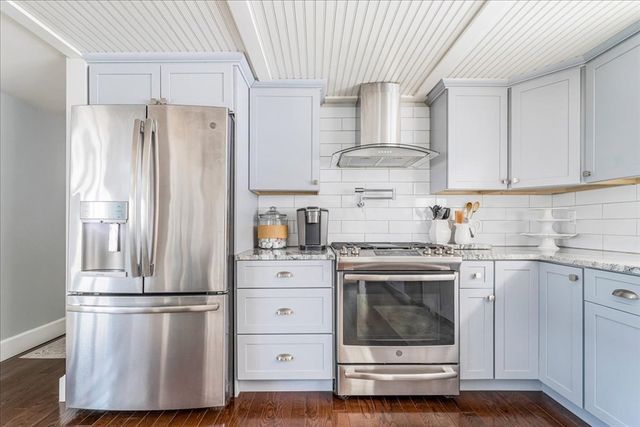 31 Warren Ave, Plymouth, MA 02360