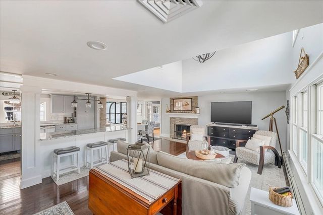 31 Warren Ave, Plymouth, MA 02360