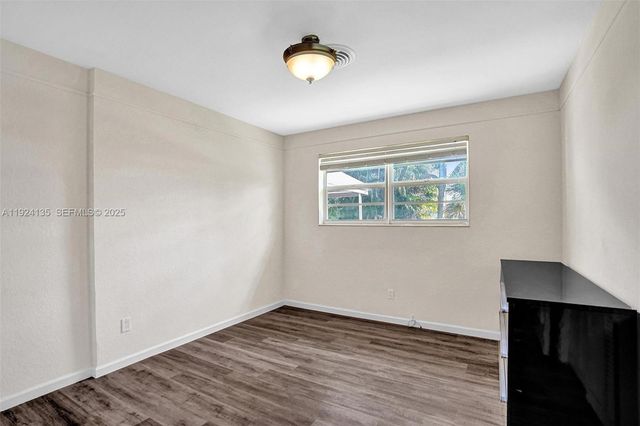 2106 NE 16th Ave, Wilton Manors, FL 33305