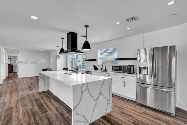 2106 NE 16th Ave, Wilton Manors, FL 33305