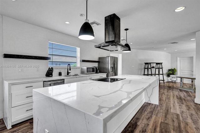 2106 NE 16th Ave, Wilton Manors, FL 33305