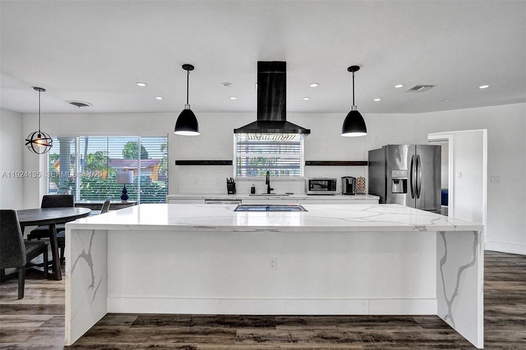 2106 NE 16th Ave, Wilton Manors, FL 33305