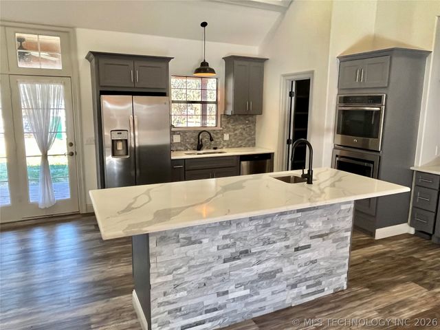 209 9th Avenue NW, Madill, OK 73446