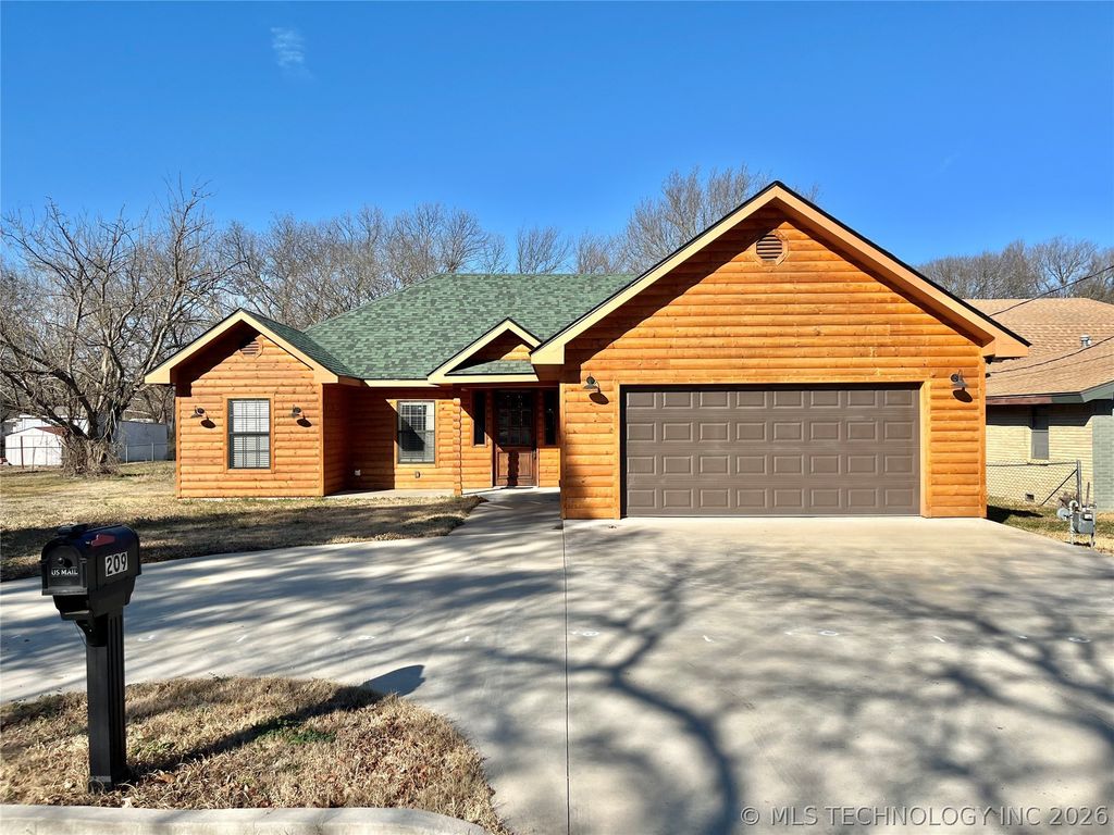 209 9th Avenue NW, Madill, OK 73446