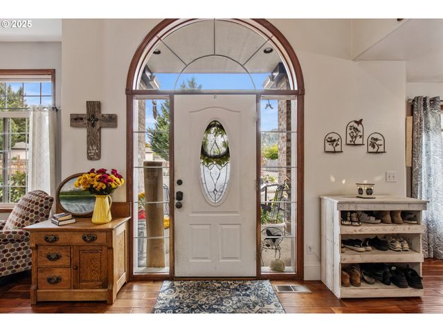 101 ASTER St, Winchester, OR 97495