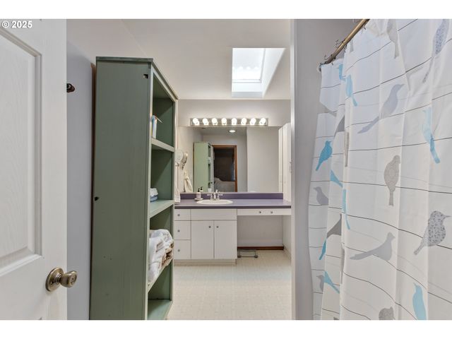 101 ASTER St, Winchester, OR 97495