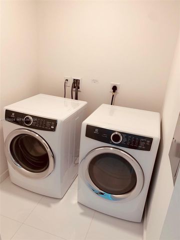 851 NE 1st Ave 1808, Miami, FL 33132