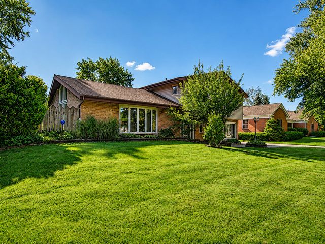 8205 Oakwood Avenue, Munster, IN 46321