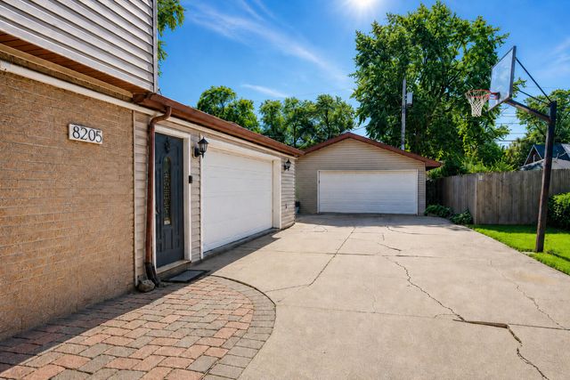 8205 Oakwood Avenue, Munster, IN 46321