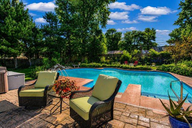 8205 Oakwood Avenue, Munster, IN 46321