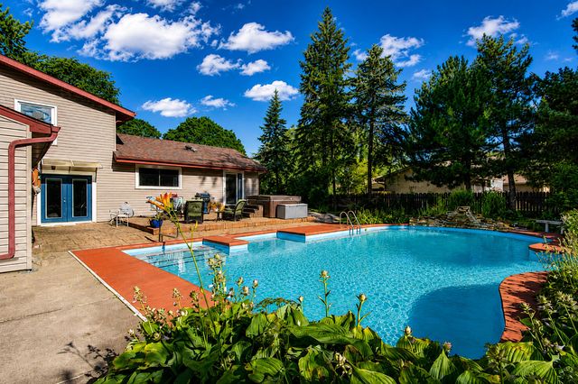 8205 Oakwood Avenue, Munster, IN 46321