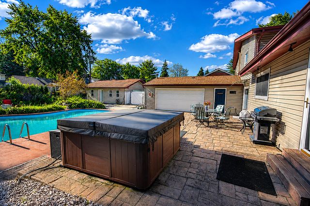 8205 Oakwood Avenue, Munster, IN 46321