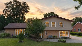 8205 Oakwood Avenue, Munster, IN 46321