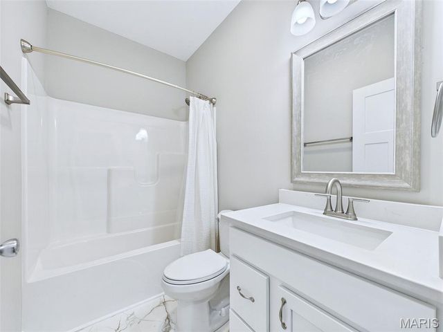 126 Woodland Hills Court, Alton, IL 62002