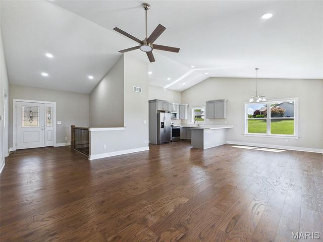 126 Woodland Hills Court, Alton, IL 62002