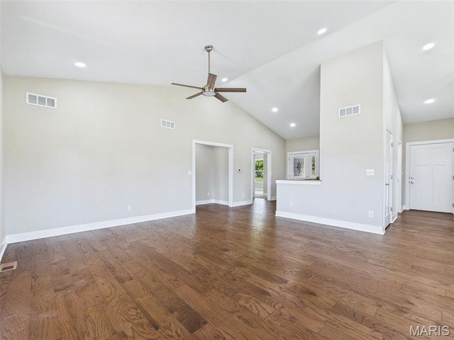 126 Woodland Hills Court, Alton, IL 62002