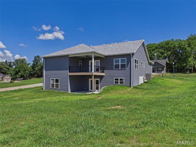 126 Woodland Hills Court, Alton, IL 62002