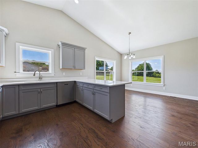 126 Woodland Hills Court, Alton, IL 62002