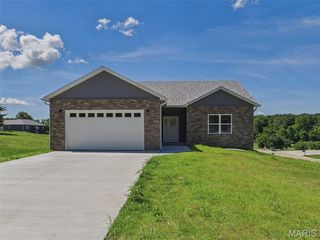 126 Woodland Hills Court, Alton, IL 62002
