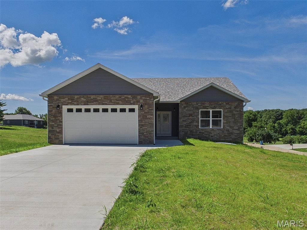126 Woodland Hills Court, Alton, IL 62002
