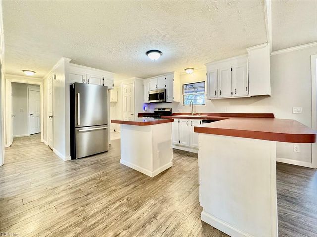 209 Cattail LN, Yorktown, VA 23693