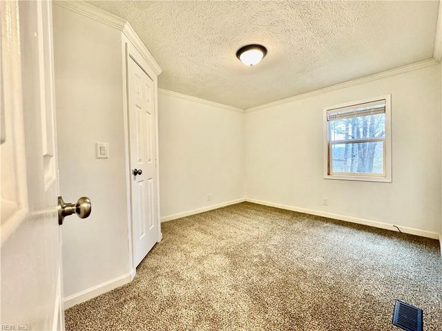 209 Cattail LN, Yorktown, VA 23693