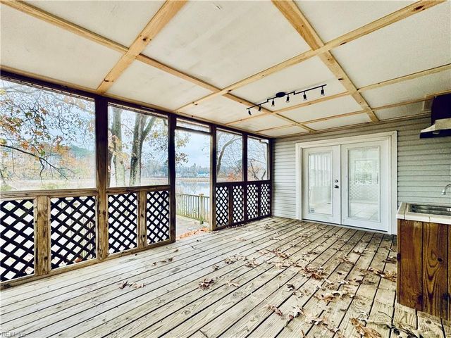 209 Cattail LN, Yorktown, VA 23693