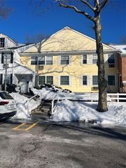 305 Towne House Village, Islandia, NY 11749