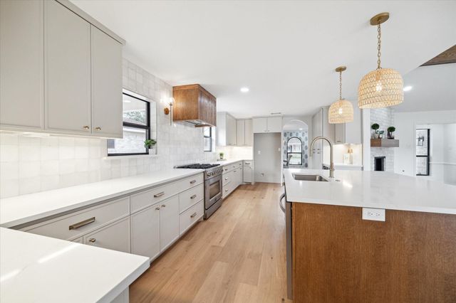 7715 Twin Hills Drive, Houston, TX 77071