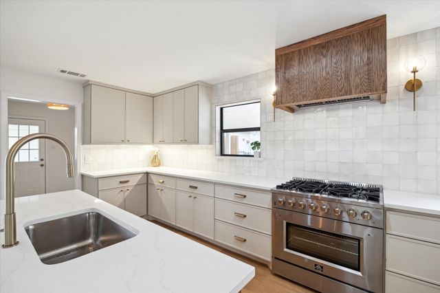 7715 Twin Hills Drive, Houston, TX 77071