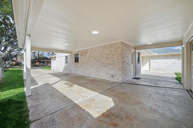 7715 Twin Hills Drive, Houston, TX 77071