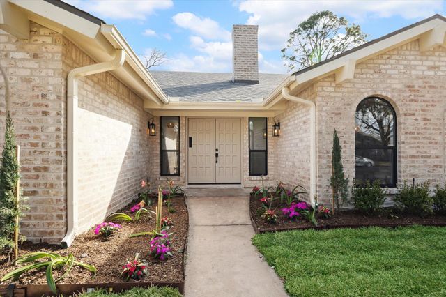 7715 Twin Hills Drive, Houston, TX 77071