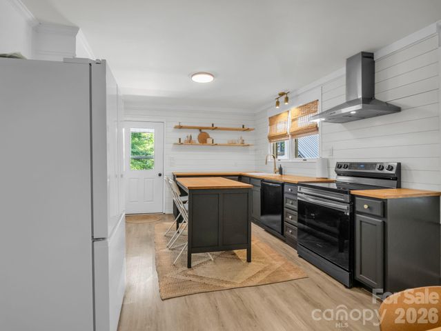 363 Etowah School Road, Hendersonville, NC 28739