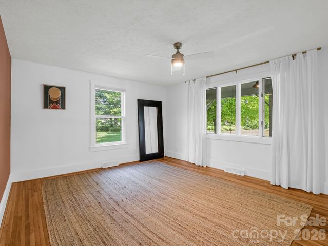 363 Etowah School Road, Hendersonville, NC 28739
