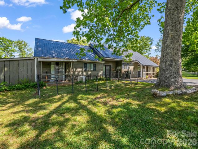 363 Etowah School Road, Hendersonville, NC 28739