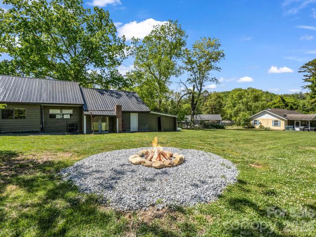 363 Etowah School Road, Hendersonville, NC 28739
